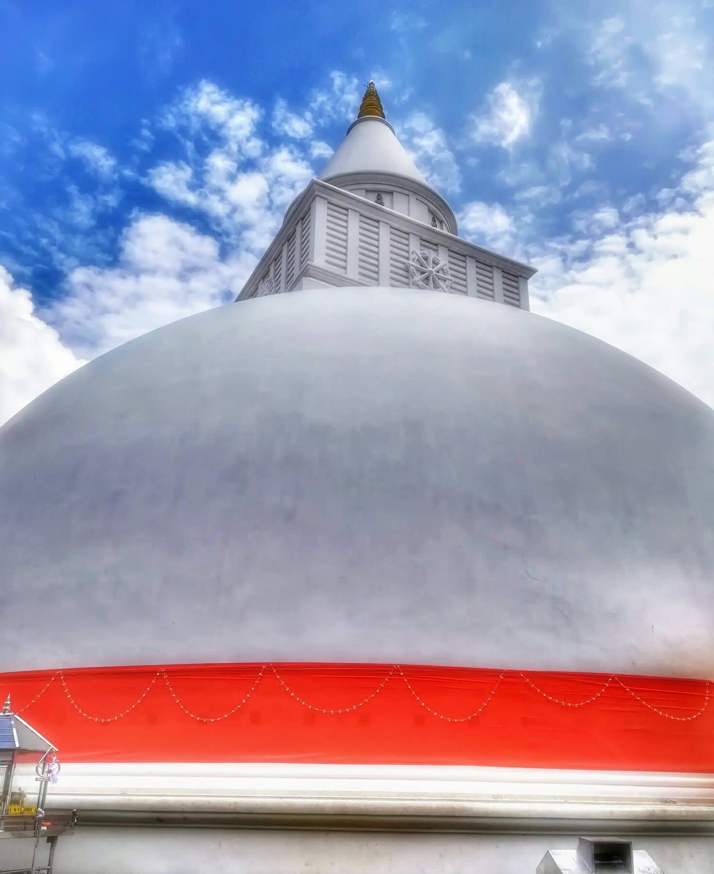 The Kirivehera stupa, its pinnacle and the kanchuka cloth